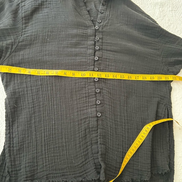 Urban Outfitters Addison Button-Front Blouse. Black size S. Raw hem, side vent. - Picture 12 of 16